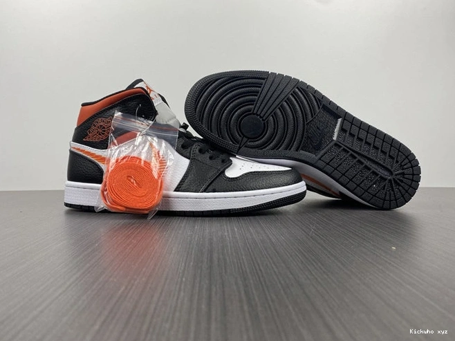 Jordan1 Zig WellDesigned Zag DN4929- 3700 Mid 1026